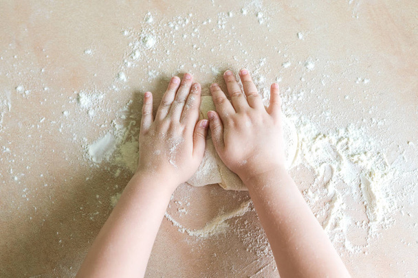 Childrens hands make dough - Fotoğraf, Görsel