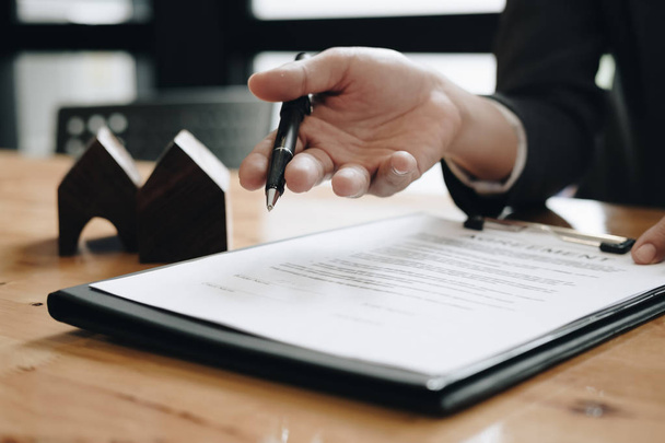 Agente inmobiliario necesita firmar un acuerdo con su cliente para el alquiler
 - Foto, imagen