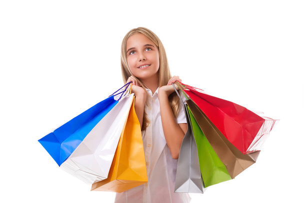 zakupy i turystyka pojęcie - młoda dziewczyna z torby na zakupy patrząc w górę, na białym tle - Zdjęcie, obraz