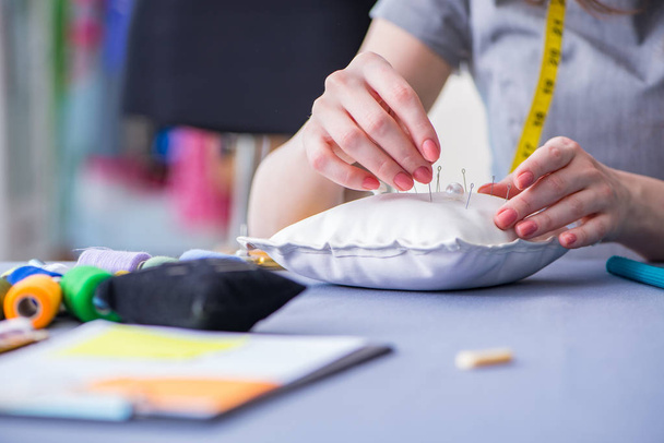 Žena krejčí pracuje na šití oblečení šití měření fa - Fotografie, Obrázek