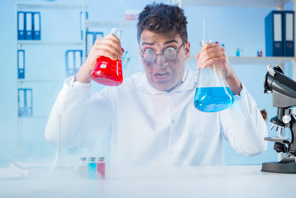 Смешной сумасшедший химик, работающий в лаборатории - Фото, изображение