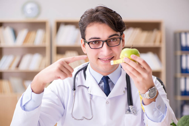 Учёный, изучающий питание в различных пищевых продуктах - Фото, изображение