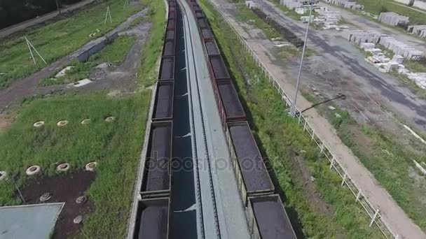 Vista aerea UHD 4K del treno merci con carri e treno in piedi con carbone
 - Filmati, video