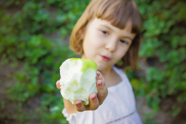 Enfant avec une pomme. Concentration sélective
. - Photo, image