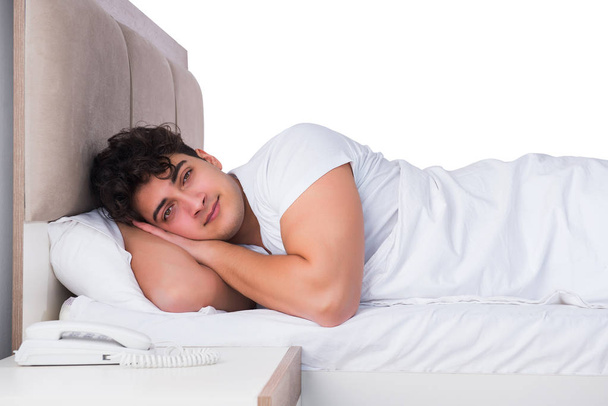 Mies sängyssä kärsii unettomuudesta - Valokuva, kuva
