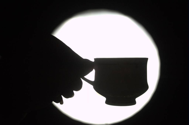 чашка чаю на столі
 - Фото, зображення