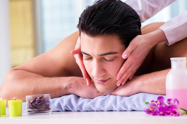 Bonito homem no conceito de massagem spa - Foto, Imagem