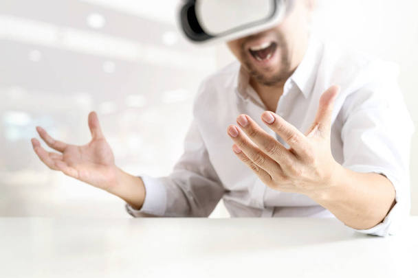 zakenman dragen VR bril in moderne kantoor wit - Foto, afbeelding