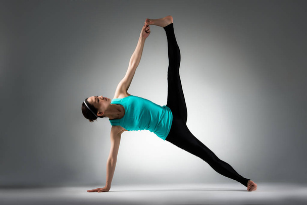 yoga fitness teacher showing difficulty posing - Foto, imagen