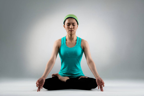 yoga coach put zen posture combine fitness - Fotó, kép