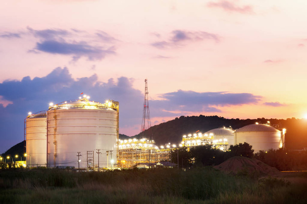fábrica de refinaria de petróleo no crepúsculo  - Foto, Imagem