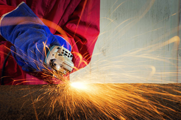 Працівник різання металу болгаркою
 - Фото, зображення