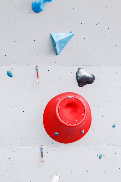 Crochet en pierre sur le mur d'escalade artificiel à la salle de gym intérieure
 - Photo, image