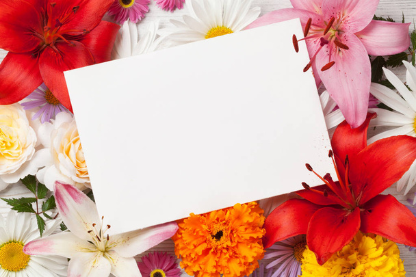 Flores coloridas e cartão de felicitações
 - Foto, Imagem