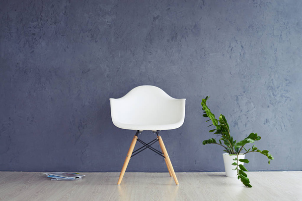 weißer Sessel, Zimmerpflanze und Zeitschriften - Foto, Bild