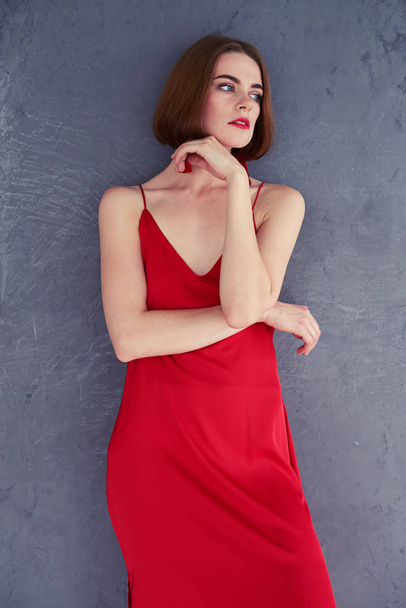 Supermodel werken in rode jurk - Foto, afbeelding