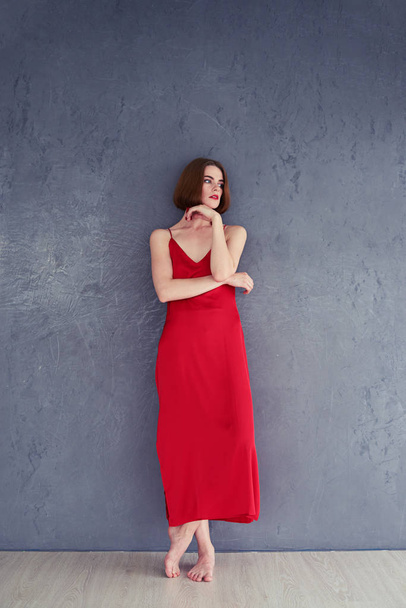 Υπέροχο κορίτσι που ποζάρουν στο κόκκινο φόρεμα - Φωτογραφία, εικόνα