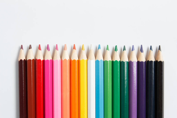 Veelkleurige potloden voor het tekenen op een witte achtergrond - Foto, afbeelding