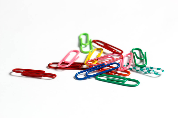 Multicolored paper clips on a white background - Foto, Imagen