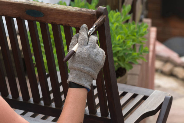 Жінка рука з пензлем відреставровані дерев'яні меблі
      - Фото, зображення