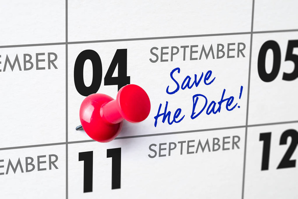 Calendario de pared con un alfiler rojo - 04 de septiembre
 - Foto, imagen