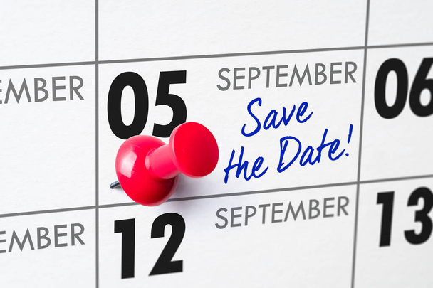 Calendario de pared con un alfiler rojo - 05 de septiembre
 - Foto, Imagen