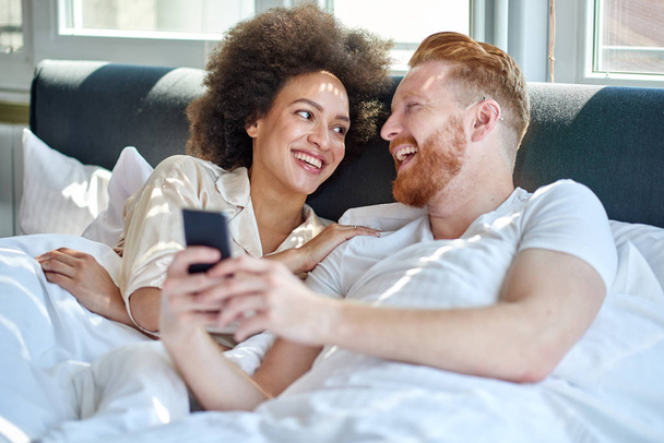 couple laughing together in bed - Foto, imagen