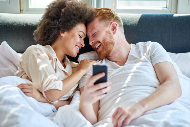 couple laughing together in bed - Valokuva, kuva