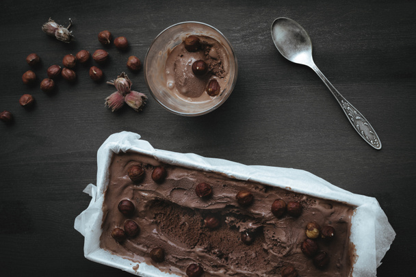 homemade chocolate ice cream with hazelnuts - Fotoğraf, Görsel