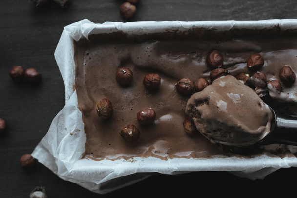 chocolade-ijs met hazelnoten - Foto, afbeelding