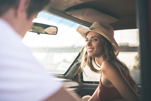femme souriant à l'homme dans la fenêtre de la voiture
 - Photo, image