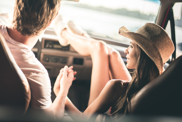 couple holding hands in car - Φωτογραφία, εικόνα