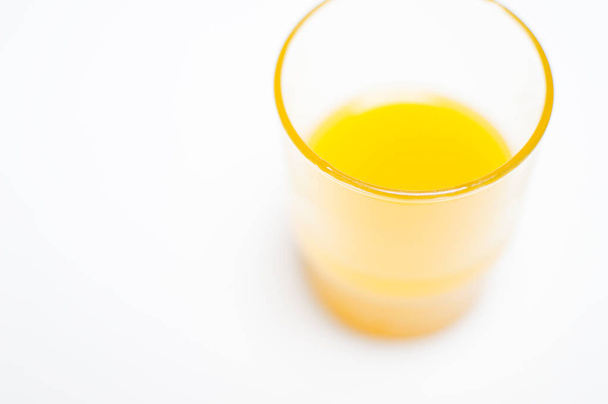 juice on the white background - Foto, afbeelding