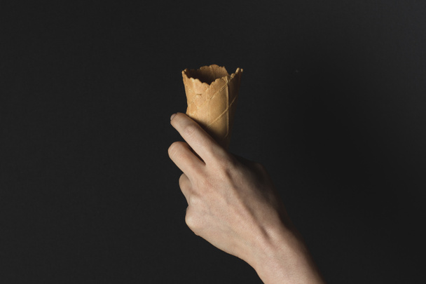 χέρι που κρατά γκοφρέτα κώνου - Φωτογραφία, εικόνα