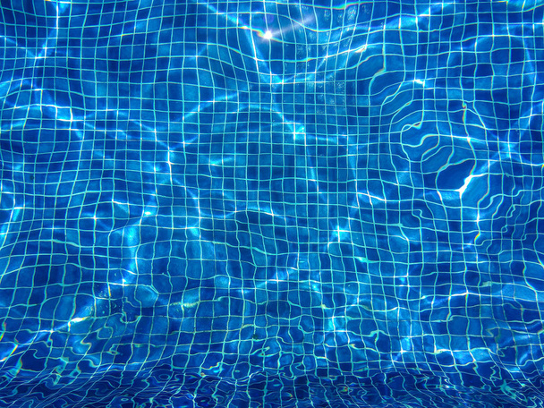 Arka plan, dalga su ve çizgiler parlak güneş ışığı yansıması ile Yüzme havuzunda mavi çini - Fotoğraf, Görsel