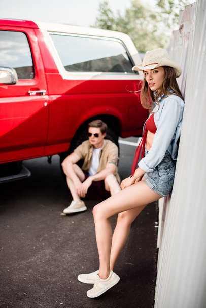 couple posing next to vintage car - Foto, Imagen