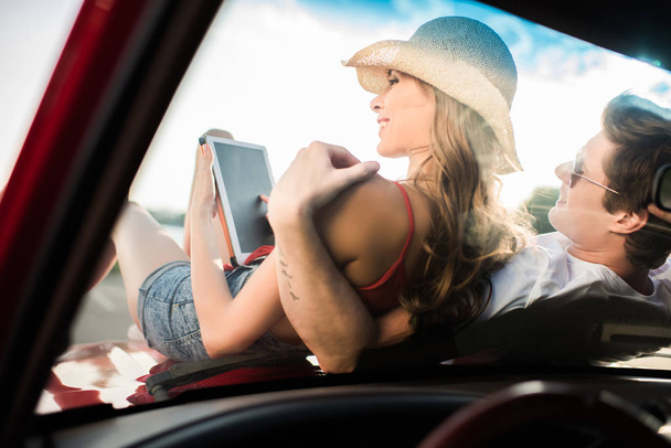 couple with digital tablet on car - Φωτογραφία, εικόνα