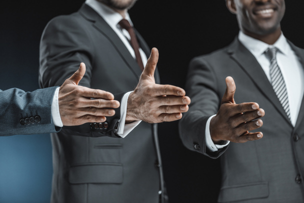 hommes d'affaires multiethniques étendant les mains
 - Photo, image