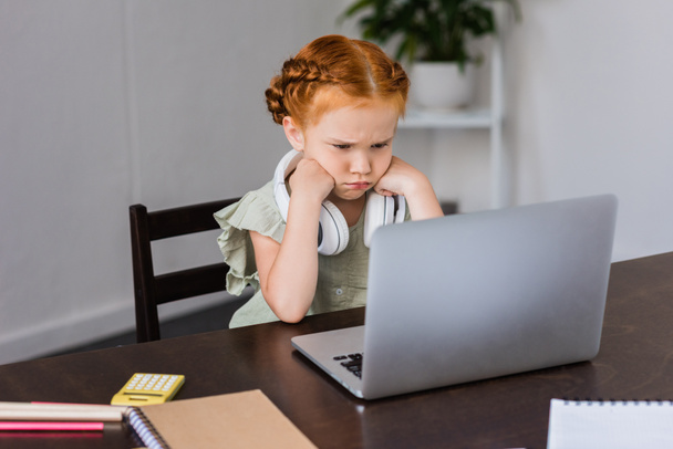 little girl with headphones and laptop - Фото, зображення