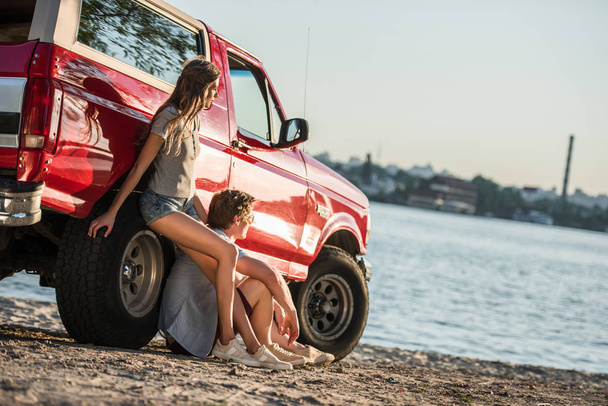 couple with car at riverside - Foto, Imagen