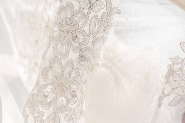 バックアップとして使用される宝石類結婚式のコンセプトとストライプ コットン ドレス - 写真・画像