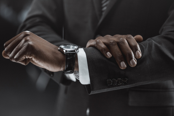 афро-американських бізнесмен, перевіряючи час - Фото, зображення
