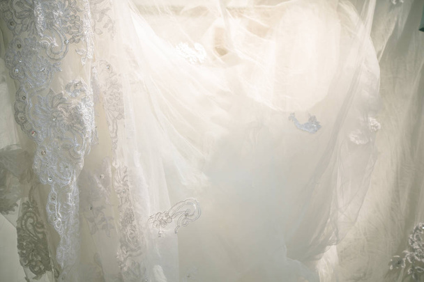 Gestreepte katoenen jurk met sieraden bruiloft concept dat gebruikt wordt als een rug - Foto, afbeelding