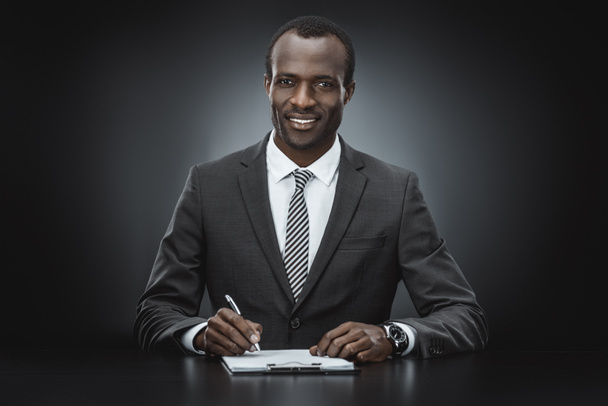 african american businessman doing paperwork - Foto, Imagen