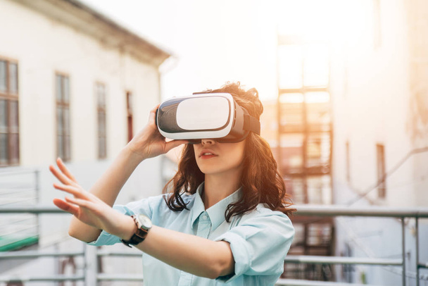Girl using virtual reality glasses - Foto, imagen