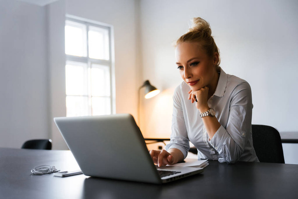 Woman working with laptop - Foto, Bild