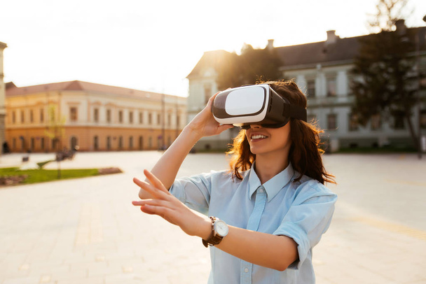 Girl using virtual reality glasses - Foto, afbeelding