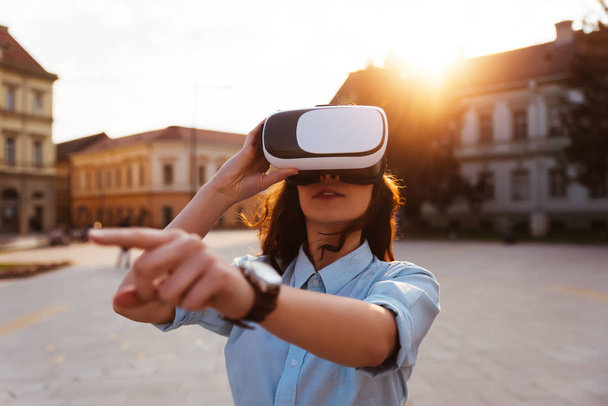 Girl using virtual reality glasses - Fotografie, Obrázek