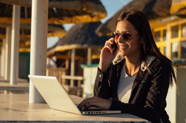 Girl in sunglasses working with laptop  - Zdjęcie, obraz