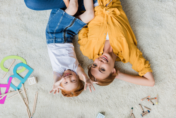 mother and daughter laying on floor - Foto, afbeelding